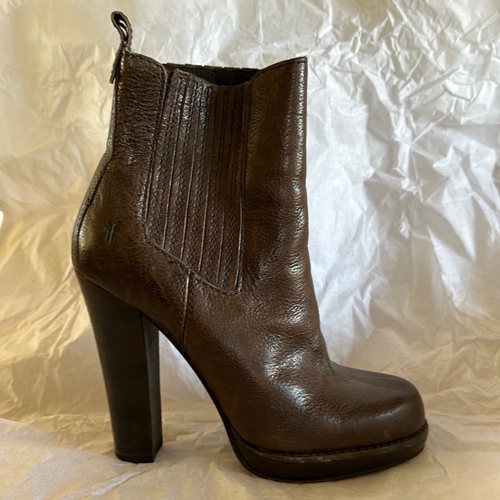 Adorable Frye booties
